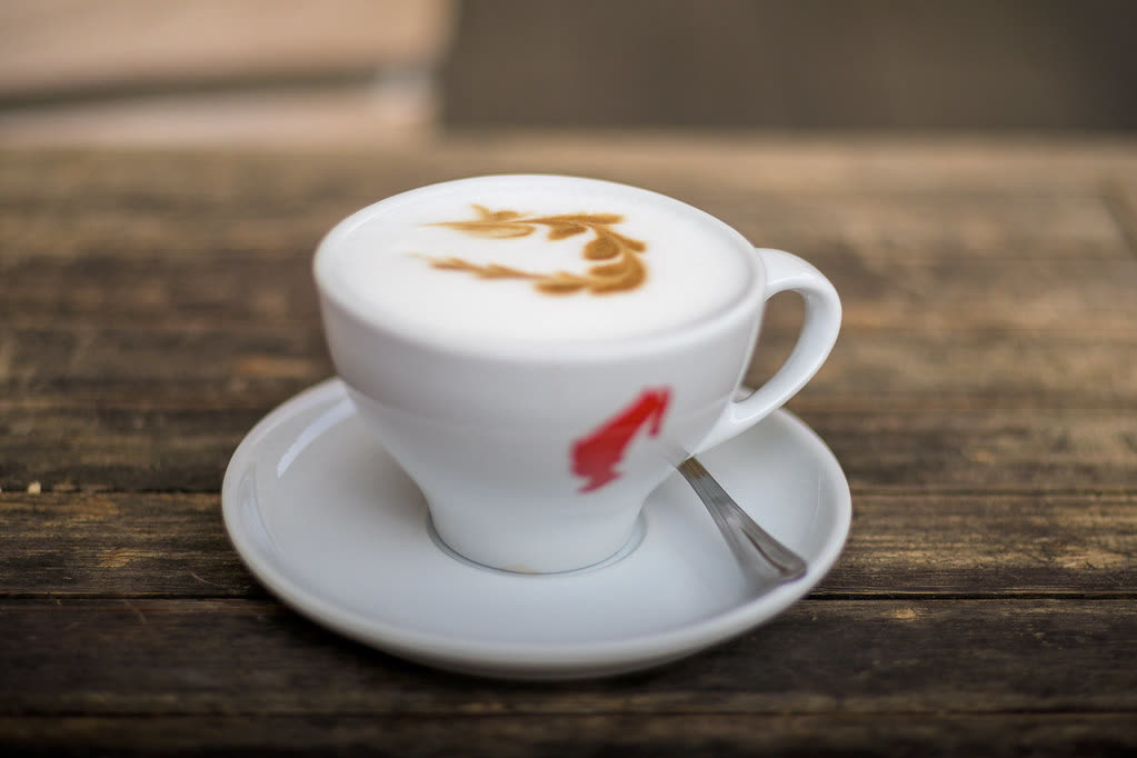 Cappuccino und Cornetto auf Marmortisch