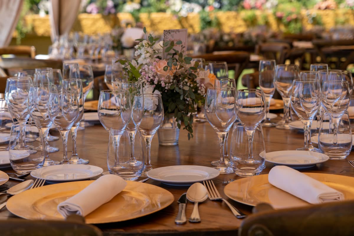 Gedeckte lange Tafel für private Feier