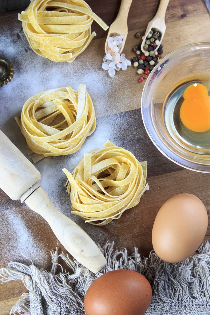 Pasta und Sugo-Gläser im Regal