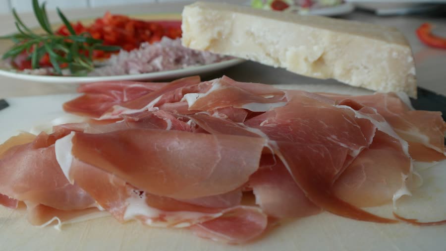 Aufgeschnittene Salami und Schinken